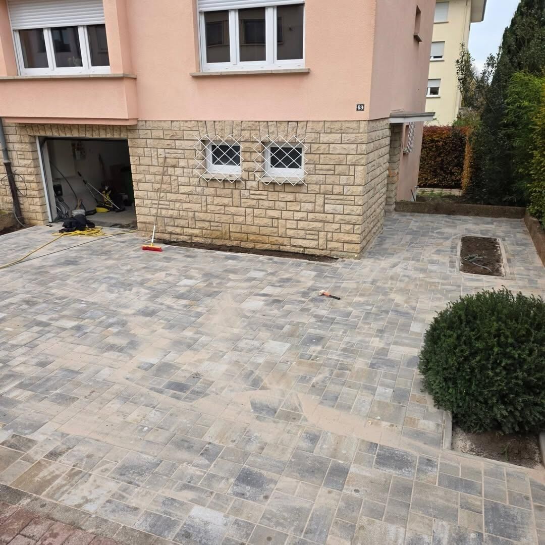 Cour pavée réalisée par Construction LUX CG